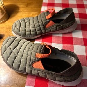 Merrell size 7 extremely light hut shoes with gripping  rubber soles